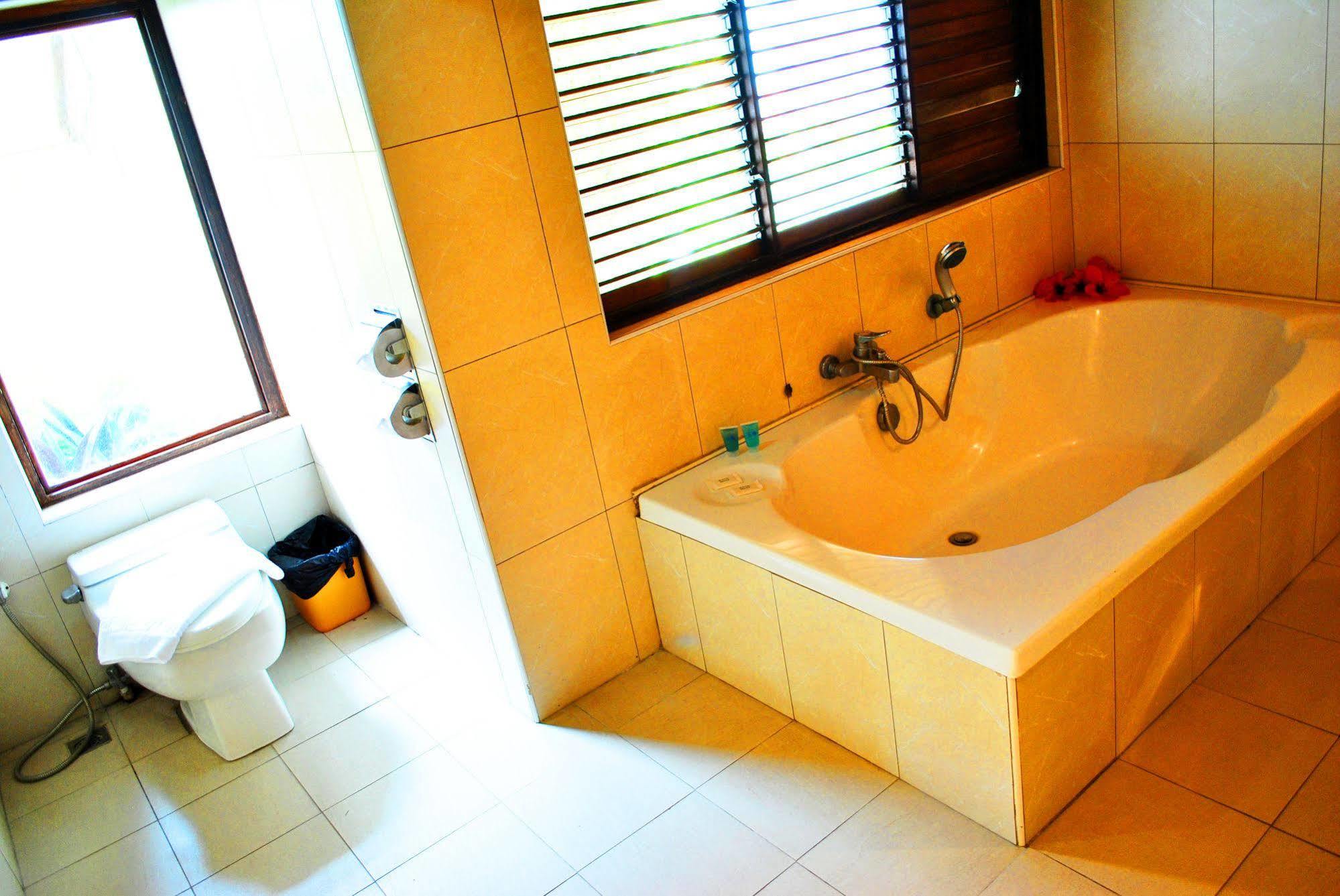 Leyte Park Resort Hotel تاكلوبان المظهر الخارجي الصورة