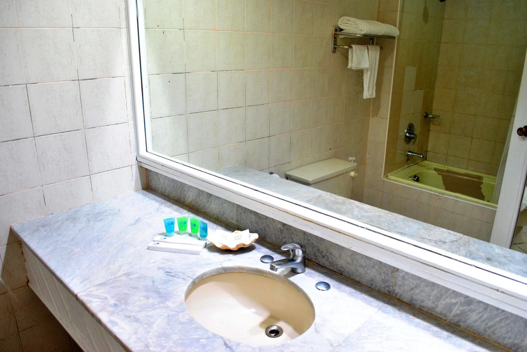 Leyte Park Resort Hotel تاكلوبان المظهر الخارجي الصورة